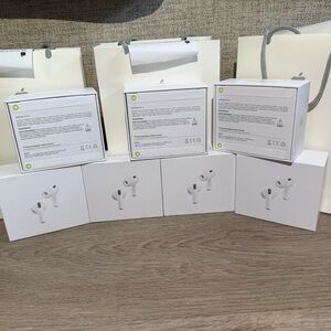 Apple AirPods Pro in Classic White